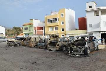 Cinco vehículos calcinados un incendio intencionado en un solar de El Ejido-Telde/TA.
